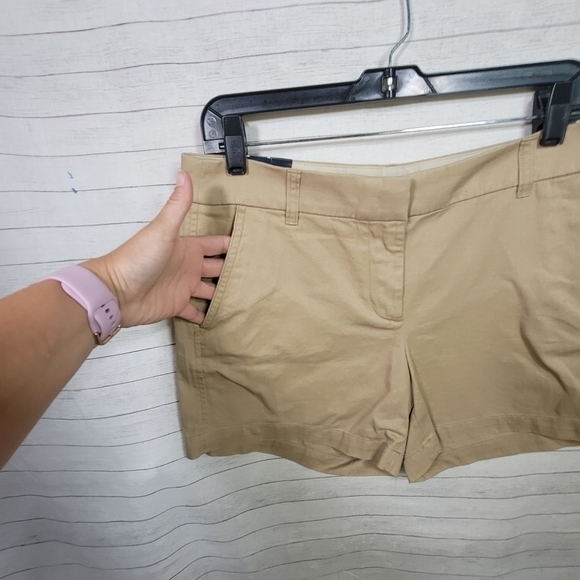 J.CREW 5INCH KHAKI SHORT, SZ 8 - Picture 2 of 12